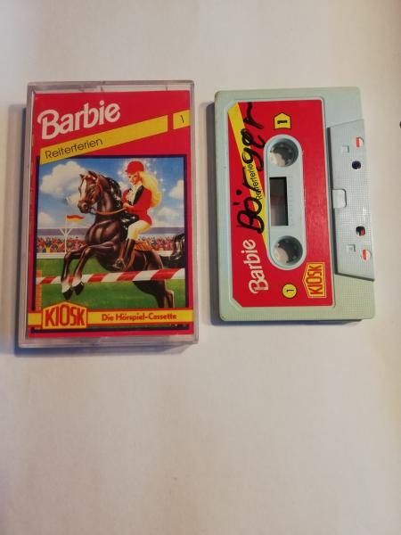 Barbie Kiosk Folge 1 Reiterferien Weiß mit Pinken Aufkleber (Der Grüne Punkt) MC-Label Seite 1 beschrieben